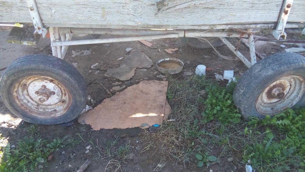 продава се колесно ремарке и отделно ос със джанти,и още една каруца