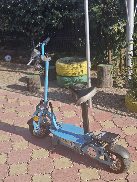 Trotinetă elecrică Forca cu cheie și aripi de carbon