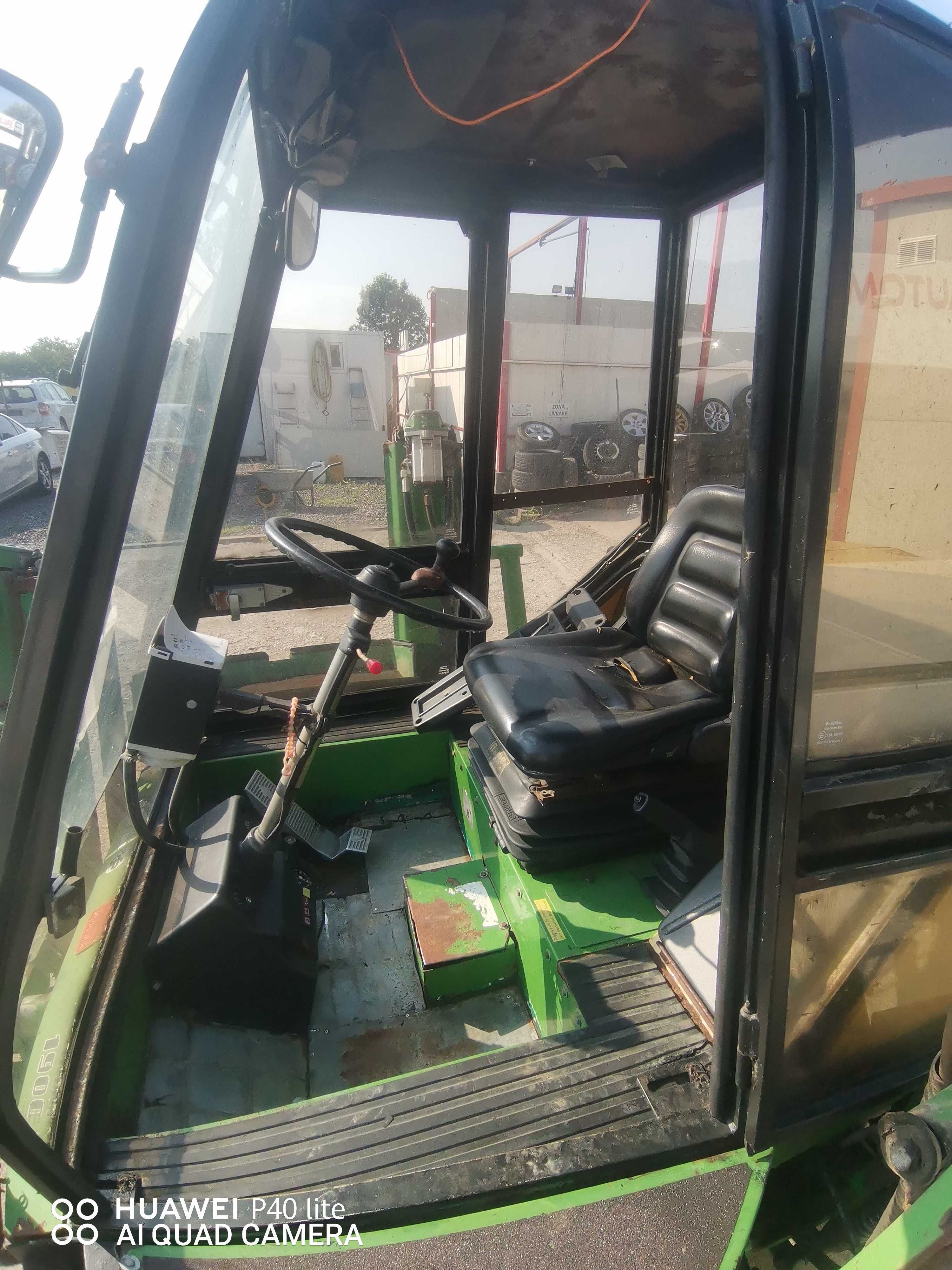 Tractor tuns gazonul John Deere Sabo diesel