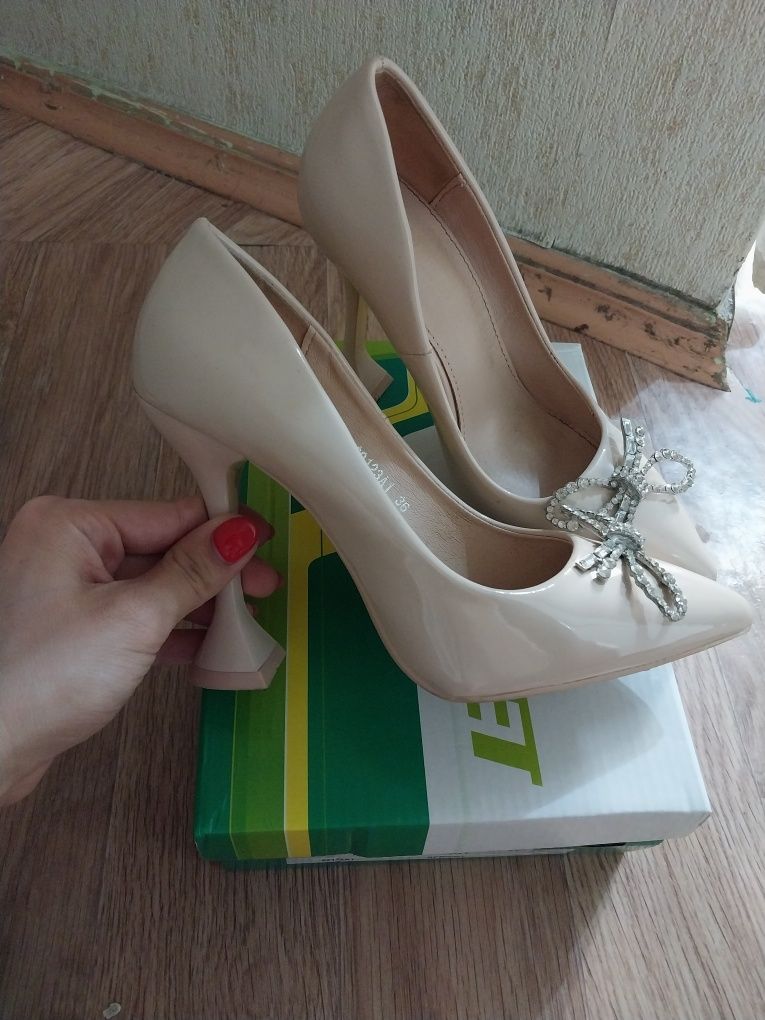 Женские туфли, цена-8000 тыс