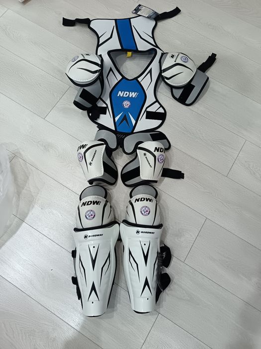 Продам хоккейную защиту детскую