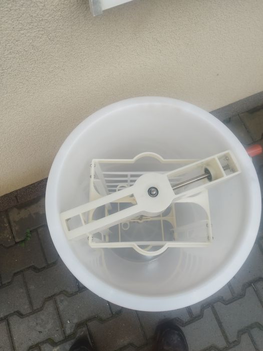 Centrifuga extras de miere