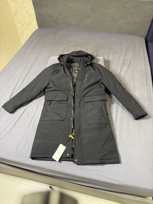 Куртка приталенная новая, M размер, Fomos