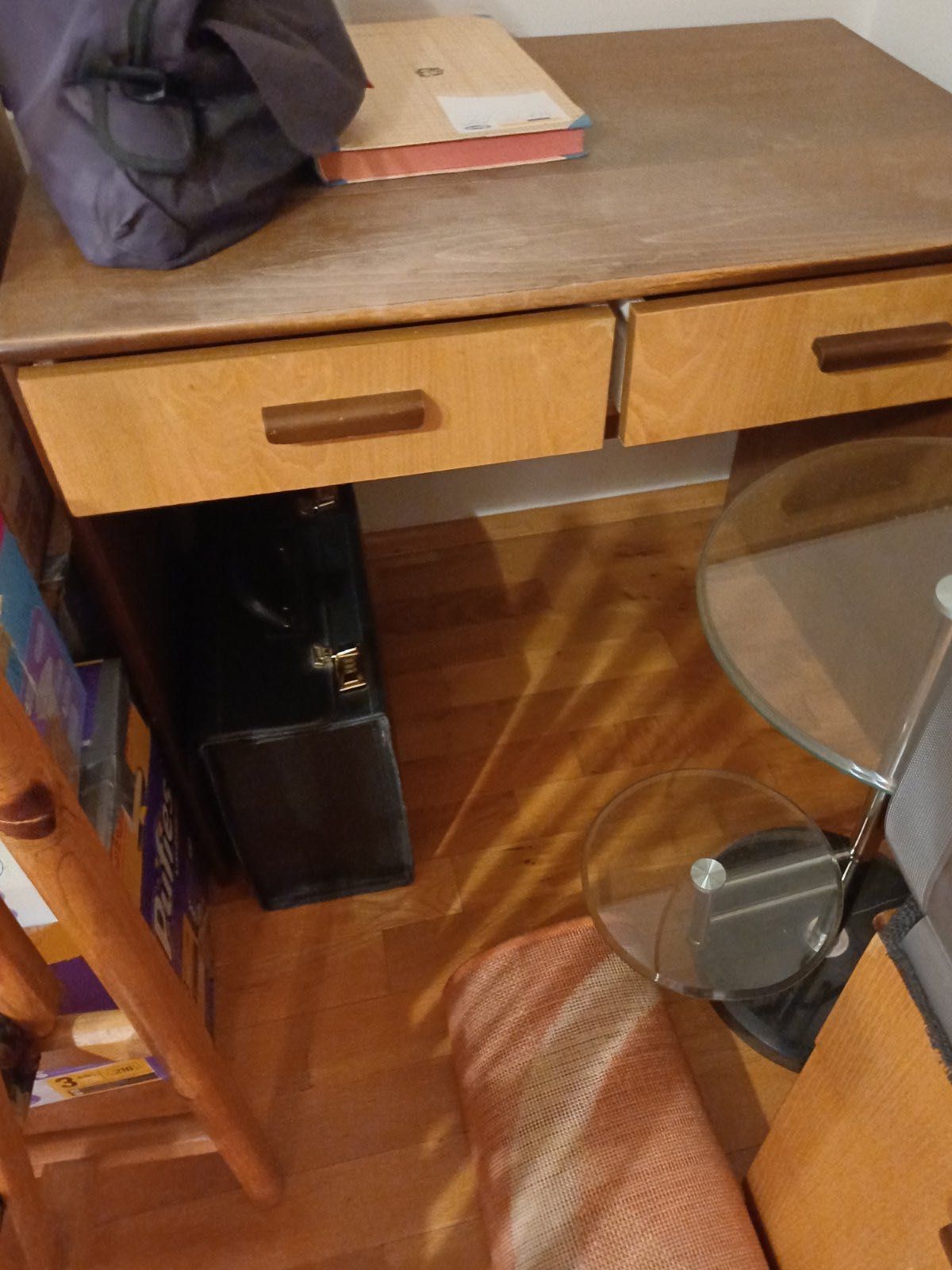 Дървено бюро с шкафчета