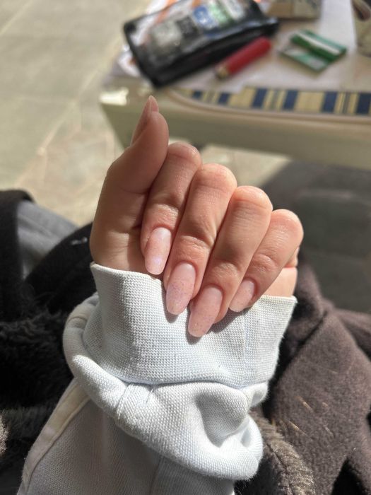 Realizez manichiura cu gel, polygel, acril si oja semipermanenta