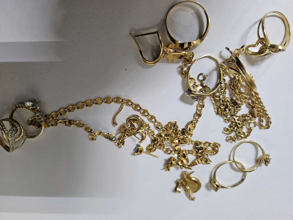 Aur 14K, fragmente, 40 grame, 300lei Gramul.