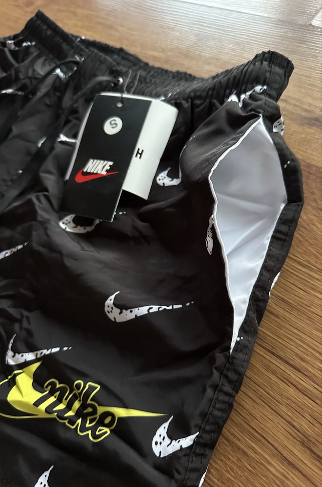 Мъжки,шушлекови,черни шорти Nike с вътрешна,мрежеста подплата