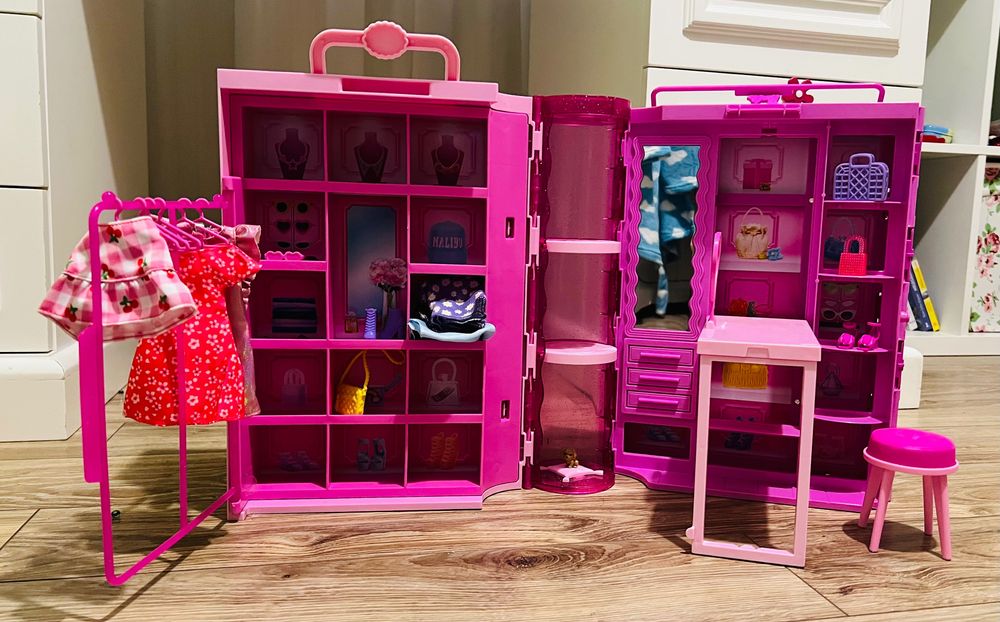 Garderobă Barbie cu haine, încălțăminte