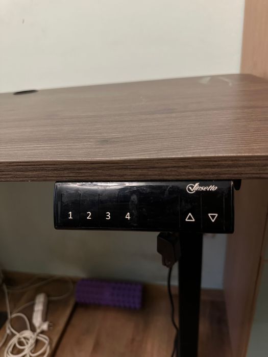 Vând birou, un mic defect(zgârietura din imagine)!