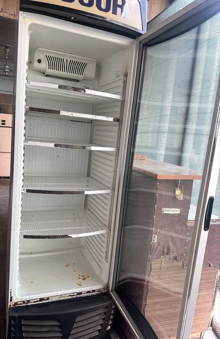 Витриный холодильник Ugur