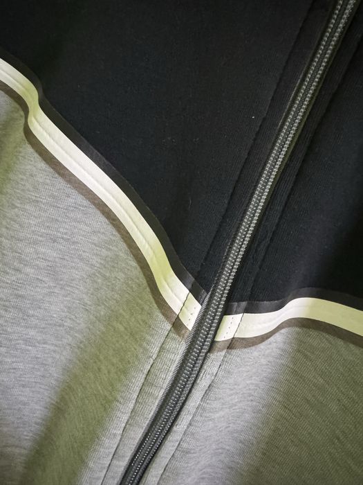 Продавам Nike Tech Fleece горнище