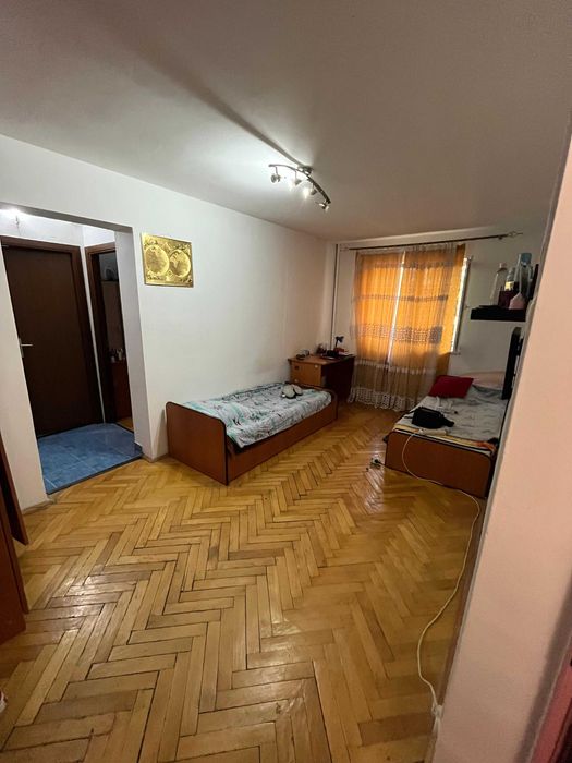 Vând apartament cu 2 camere,zona Podu Roș-Cantemir