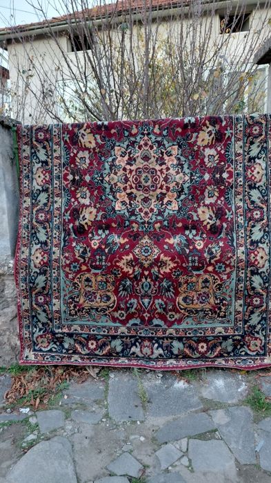 Безупречен Български Персийски килим на Декотекс Сливен от старото про