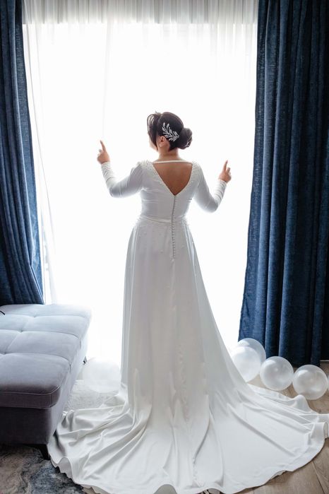 Rochie mireasa cu perle si trena + voal lung