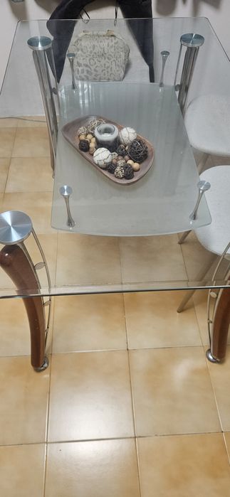 Трапезна маса със стъклен плот