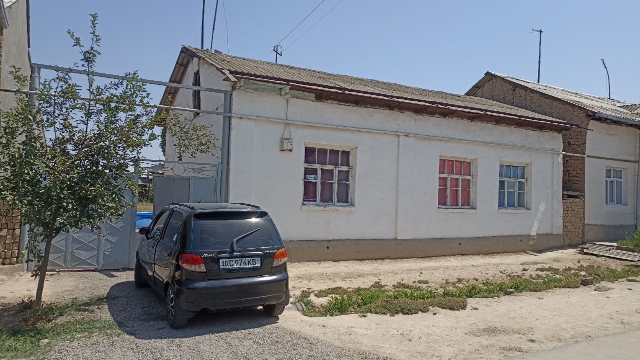 Продаёт  участок 8 соток