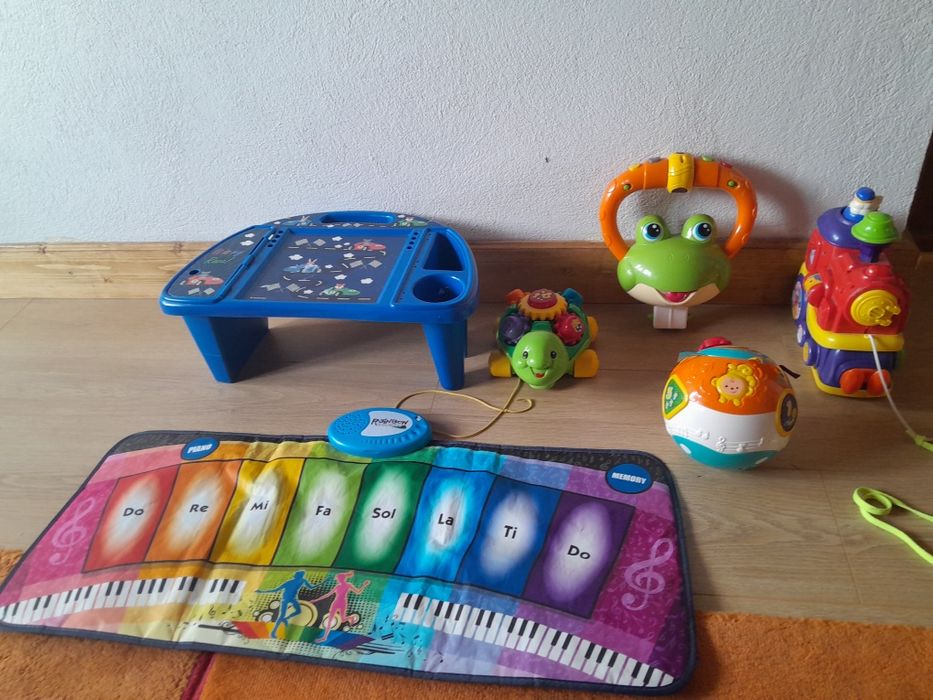 Carucior pliabil și jucarii