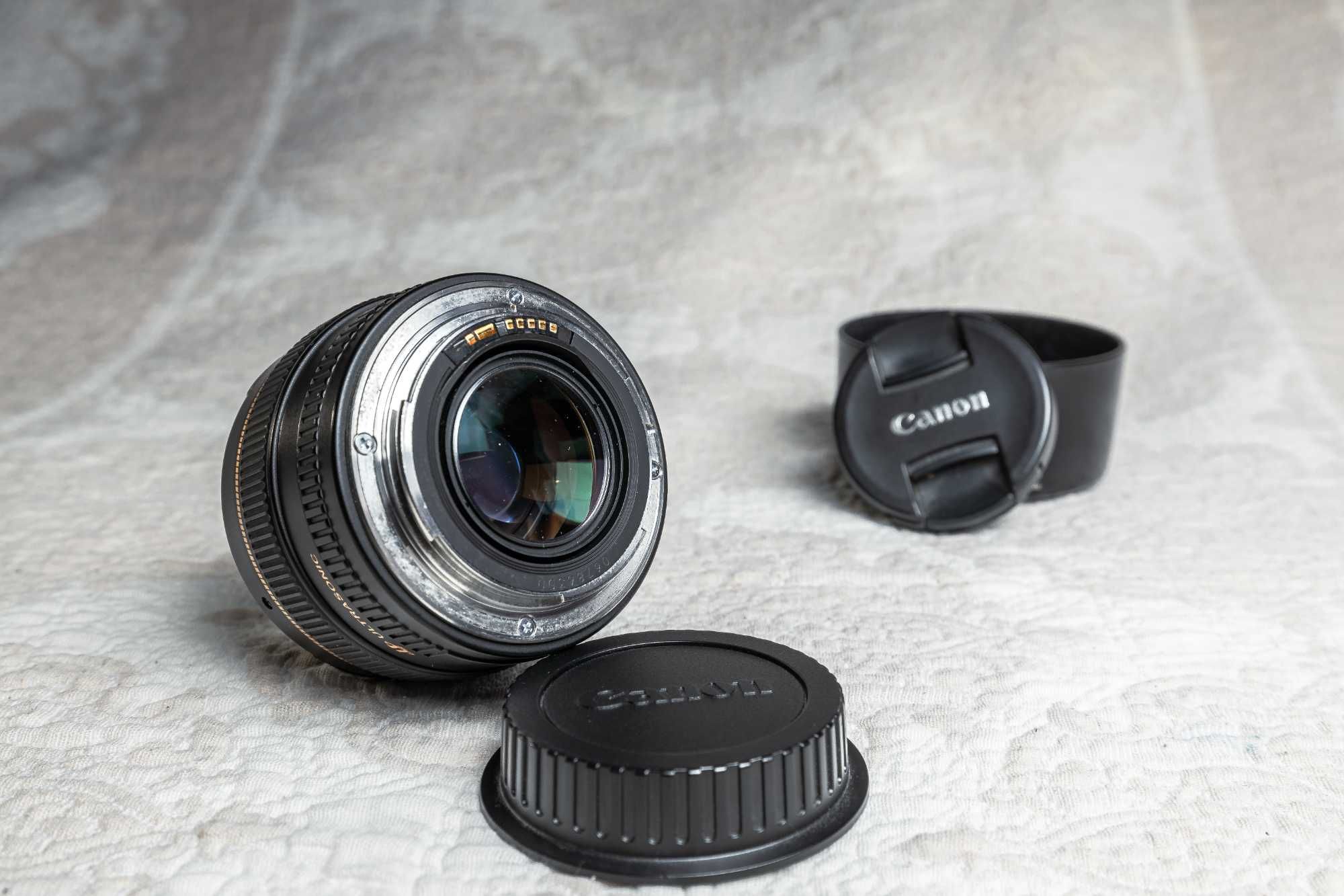 Canon EF 50mm f/1.4 USM  + Parasolar – NU e f/1.8!