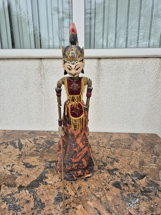 Vând o papusa statuieta lemn,scluptata pictata manual ,made Indonezia