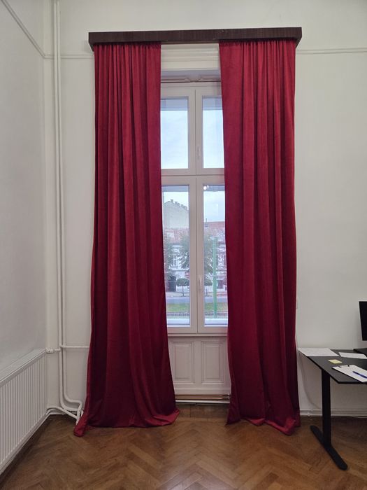 Draperii catifea roșie