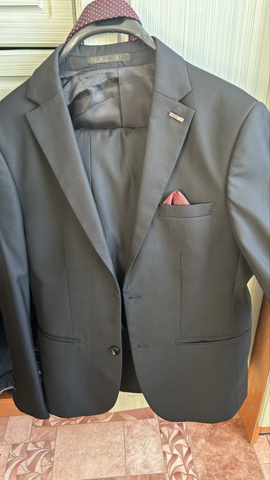 Черный костюм продаётся