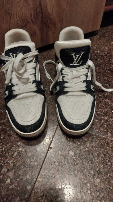 Продавам нови мъжки спортни обувки на   L Vuitton