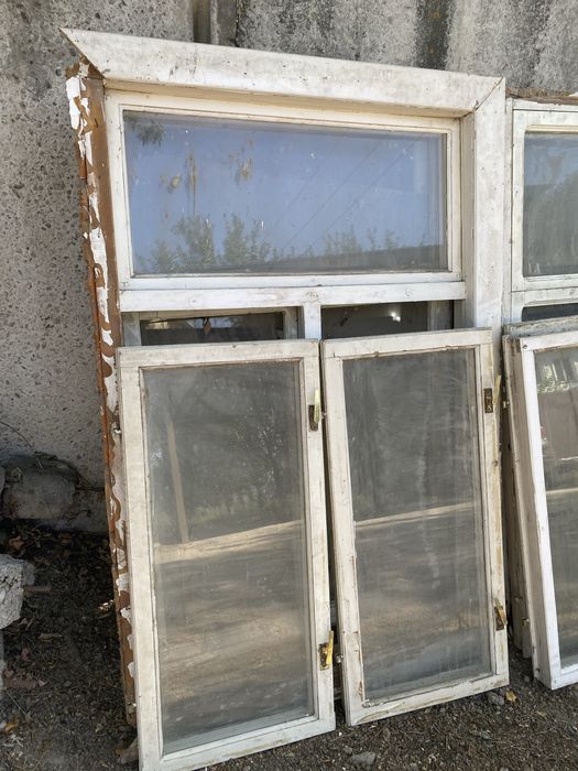 Терезе ағаштан жасалған