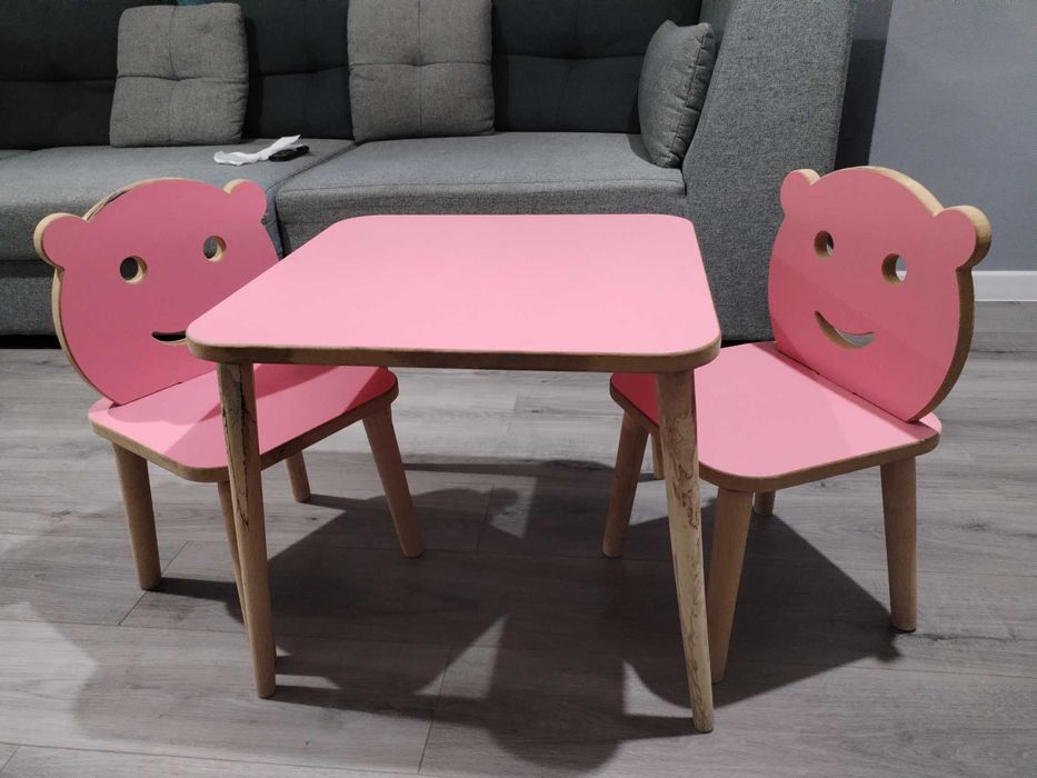 Masa cu scaune roz