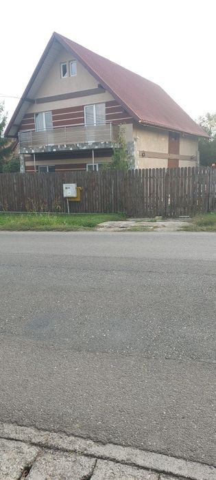 vând casă cu 8+2 camere în Boldesti-Scaeni