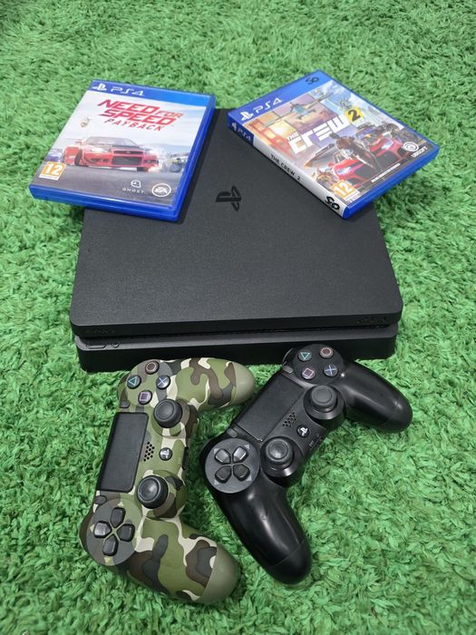 Vând PS4 plus volanul