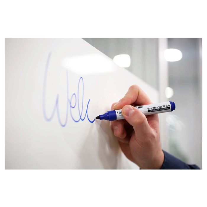 Стеклянная магнитно-маркерная доска  с  креплением к стене.