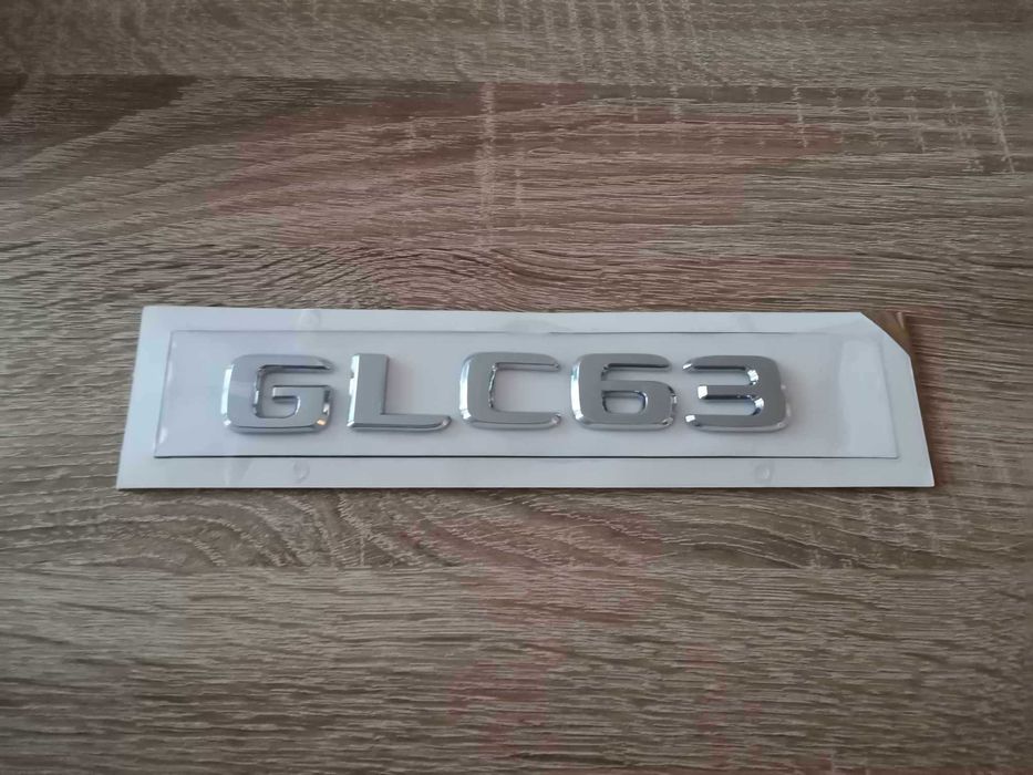 сребрист надпис Mercedes Benz GLC 63