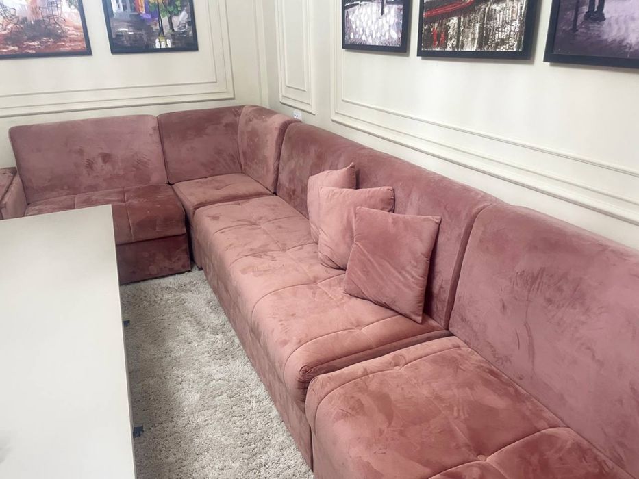 Продаётся диван, в комплекте 4 пуфика + партеры