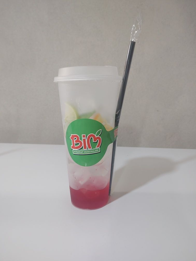 Kubikli muz bo'laklari