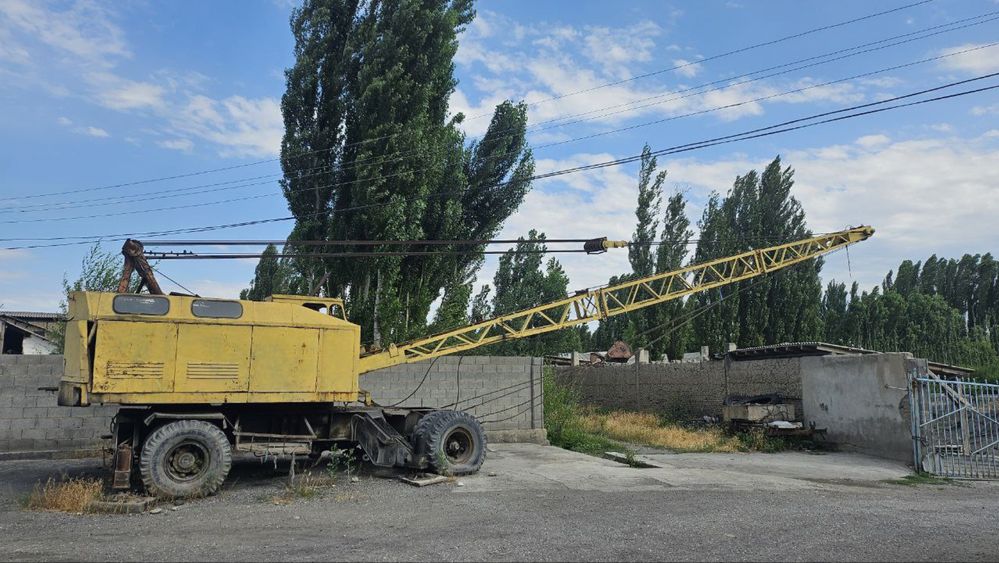 Avtokran sotiladi