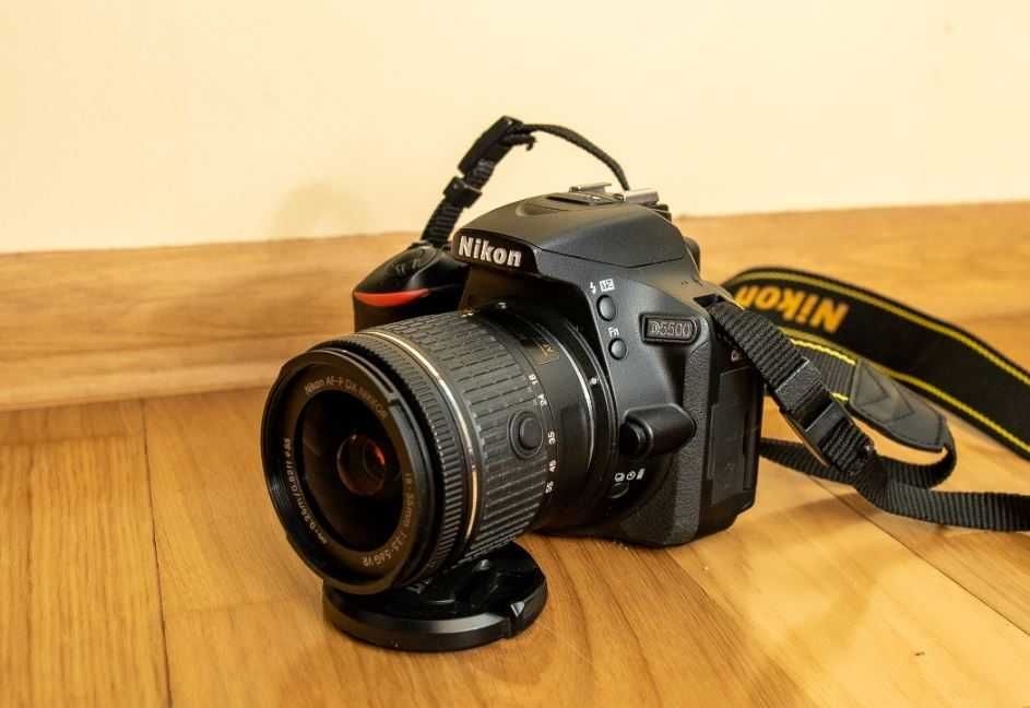 Nikon D5500 kit + obiectiv 18-55mm - 2500 de cadre - Aparat foto DSLR