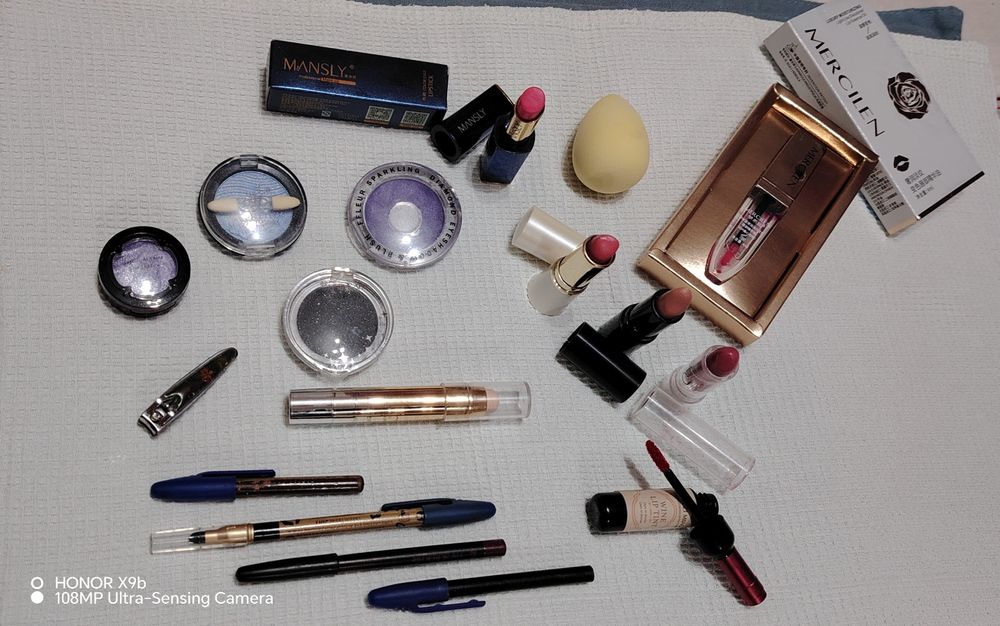 Отдам целую косметичку средств ухода