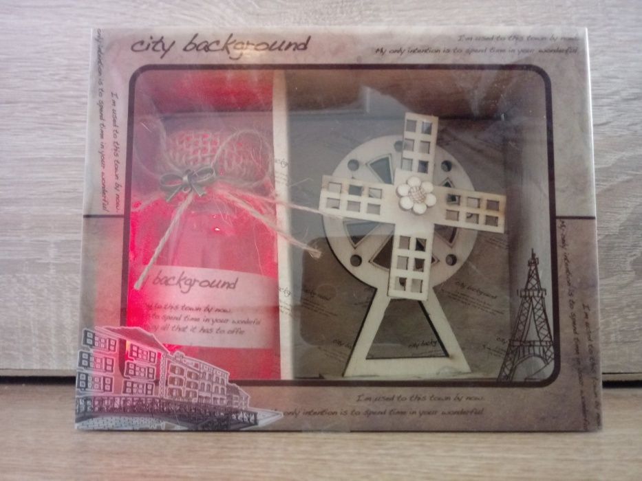 Подаръчен комплект от светещо бурканче и дървена вятърна мелница