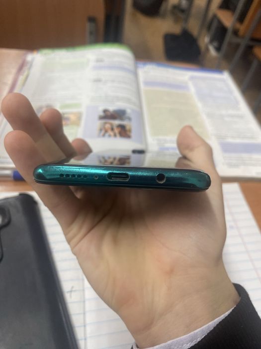 Заднее стекло сломанное остальное идеально