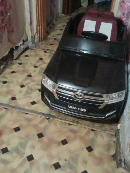 Продам детскую машину на пульту