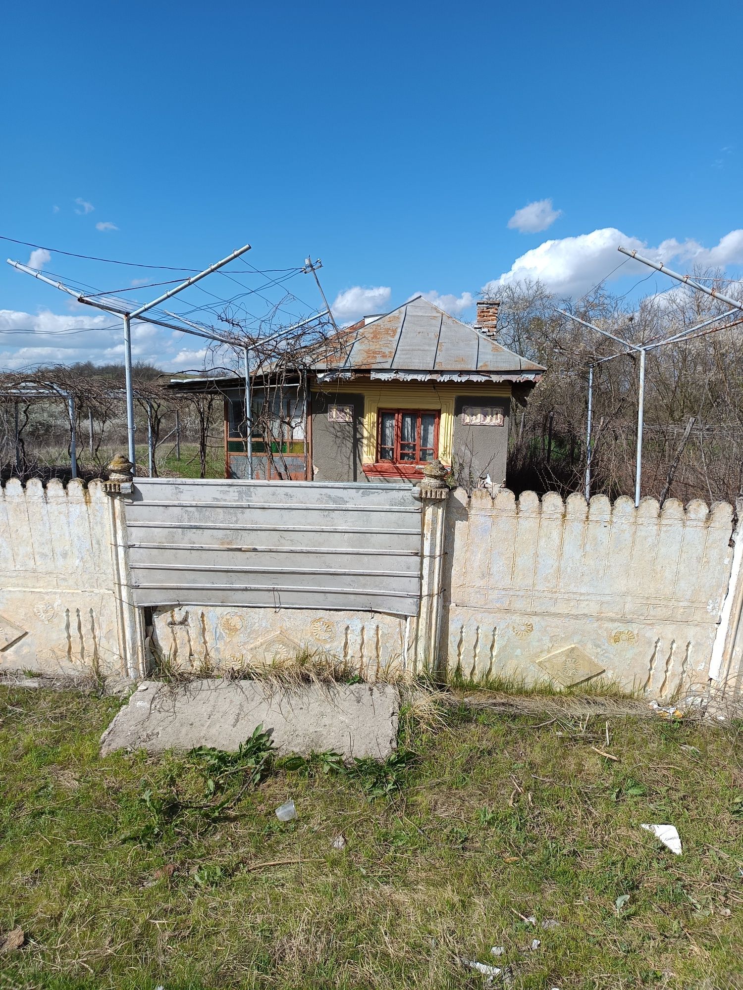 Vând casă în satul Pometești din comuna Goiești