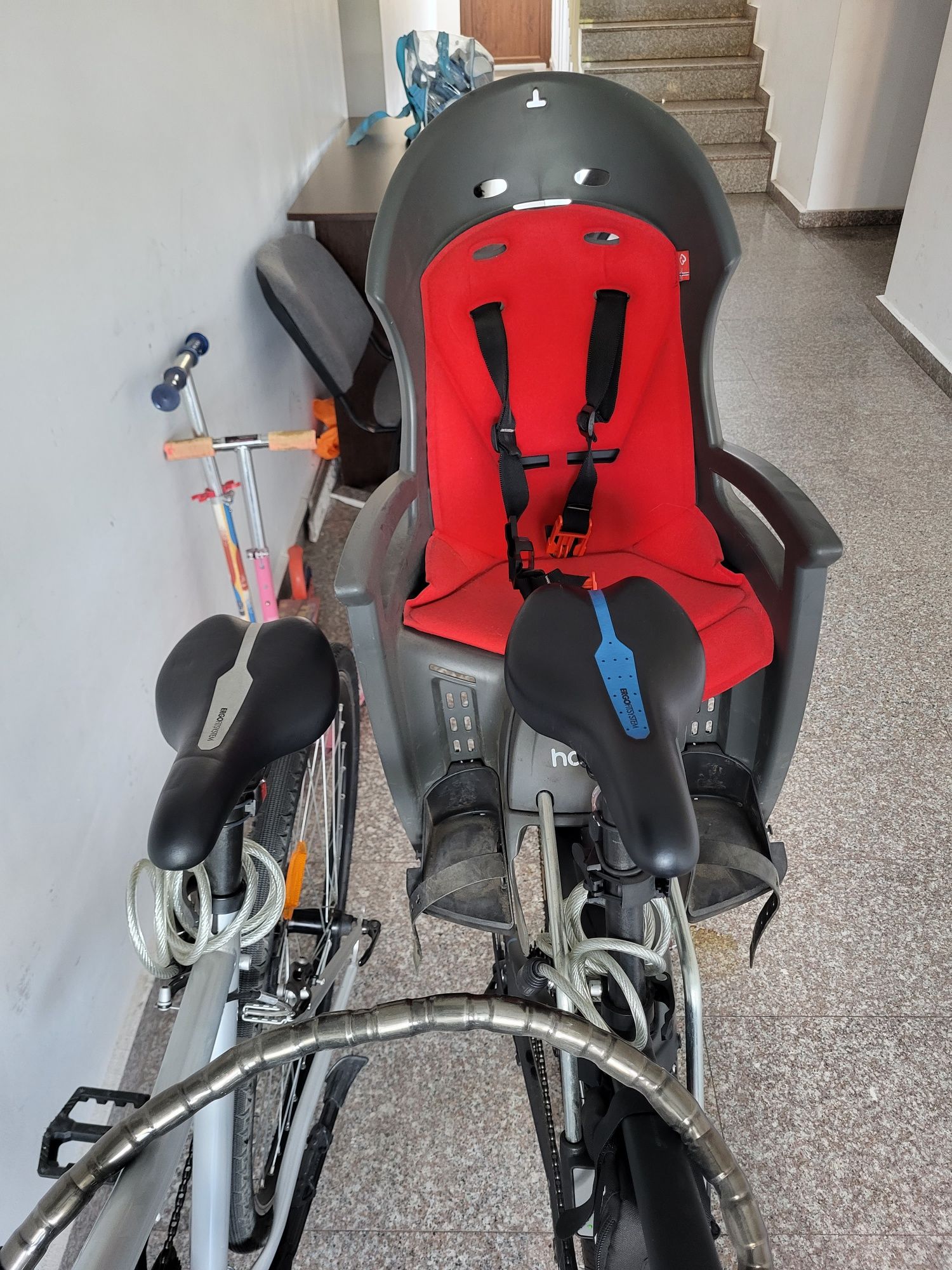 Vand scaun bicicleta pentru transportarea copilului