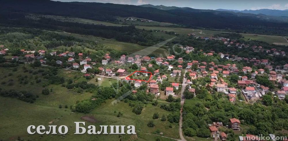 Къща с двор в с. Балша