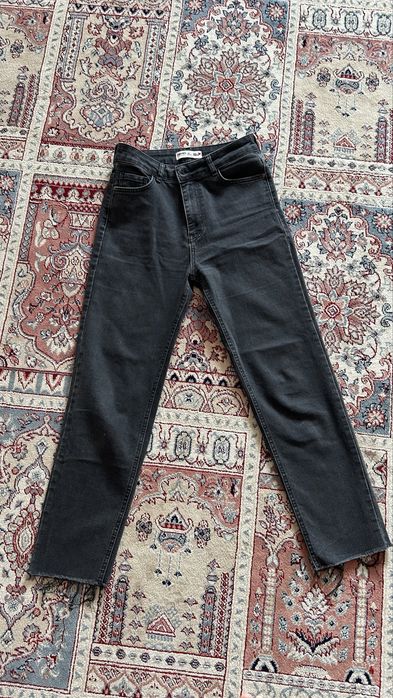 Серые джинсы — новые, без бирки