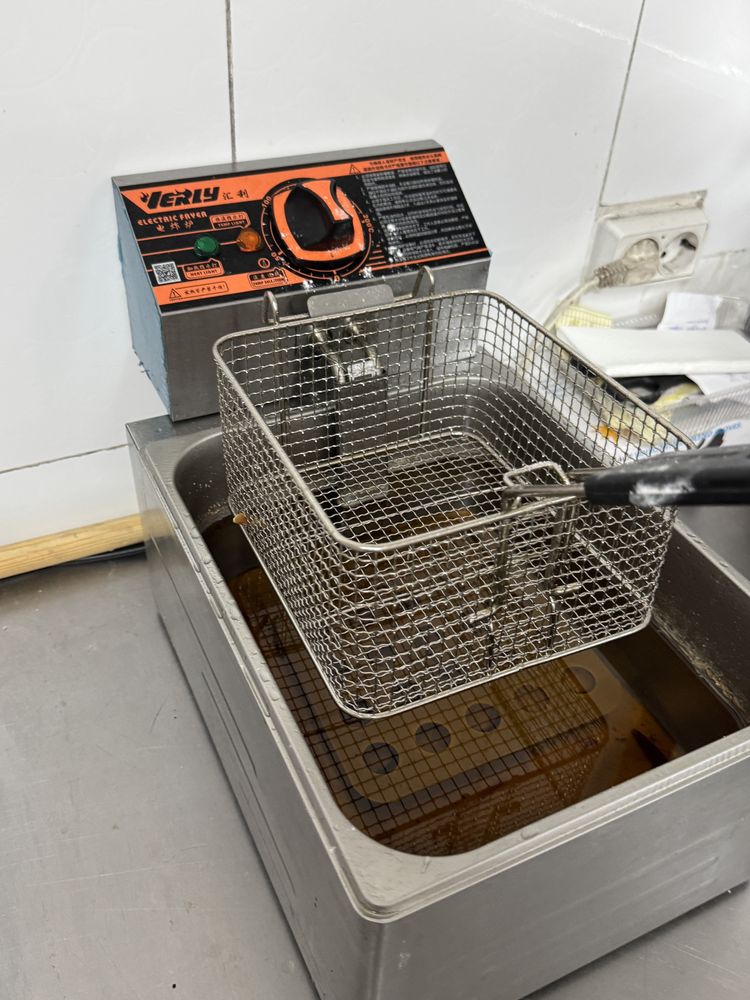 Продам морозильник , микроволновку и фритюрницу
