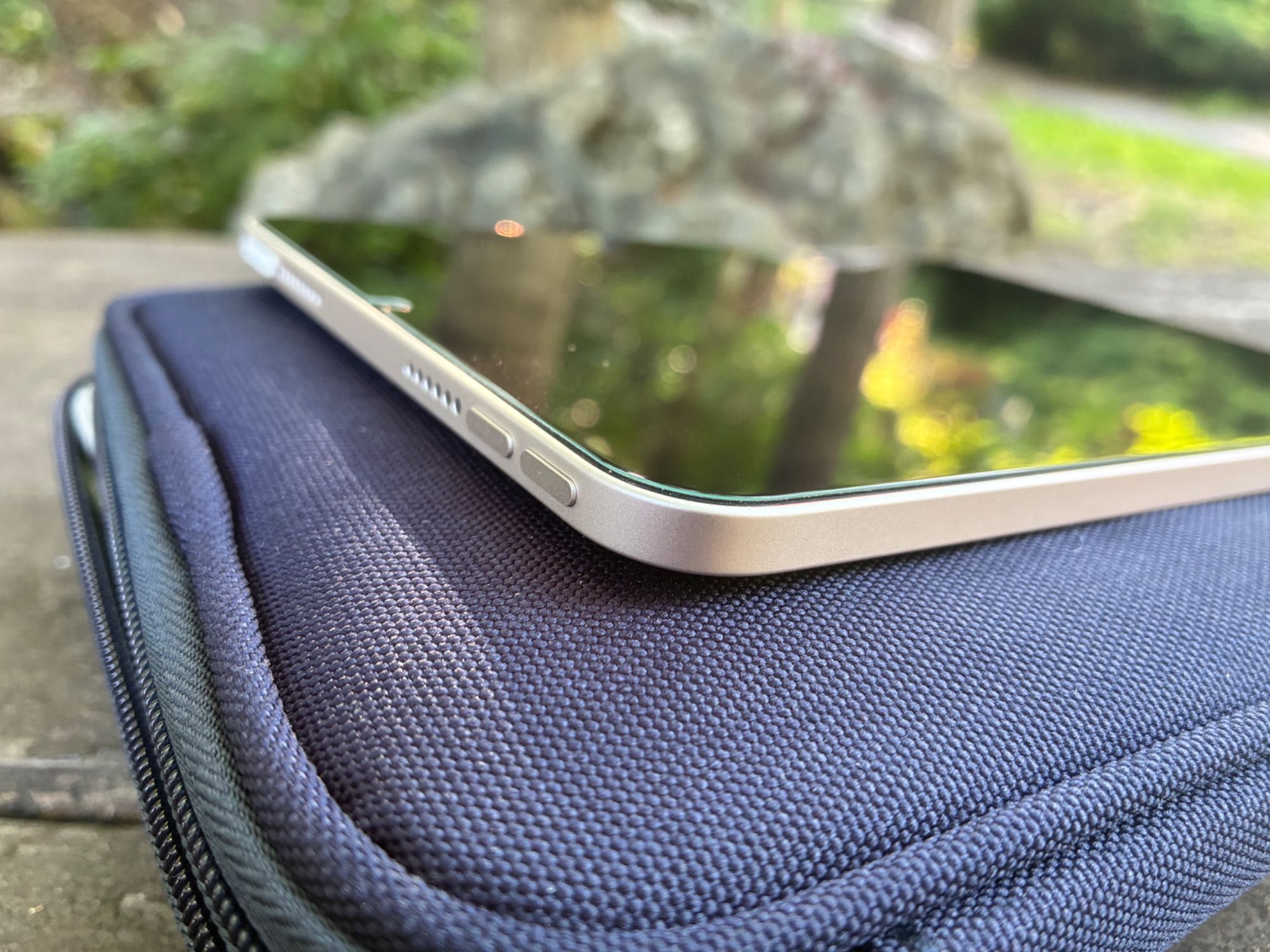 iPad mini 7 (2024) - 128 GB Wi-Fi, Starlight + аксесоари, като нов!