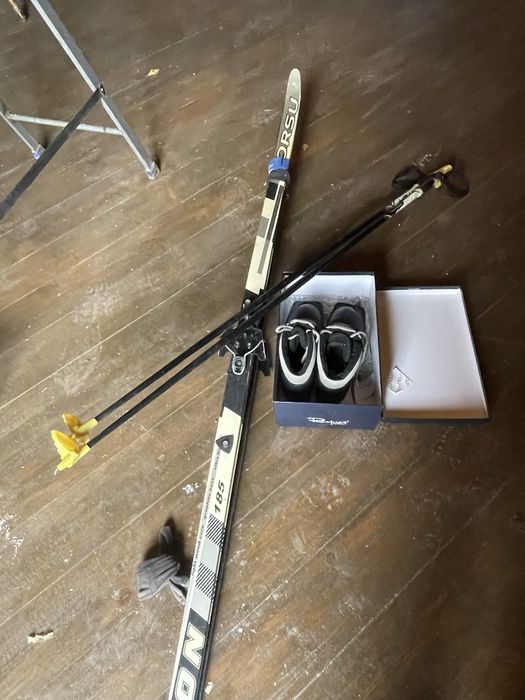 Продам лыжи с теплыми ботинками 38 размер ,палки .