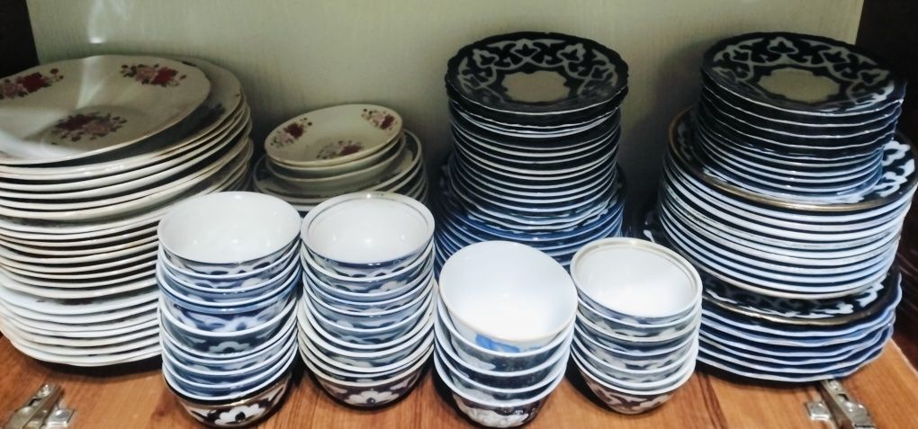 Продаются Посуди, Тарелки пиала и чайники разного размера.