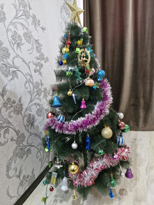 Продам ёлку б/у со всеми игрушками гирляндами.