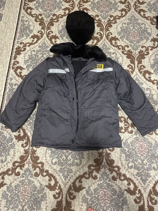 бушлат с утеплителем и зимняя шапка.